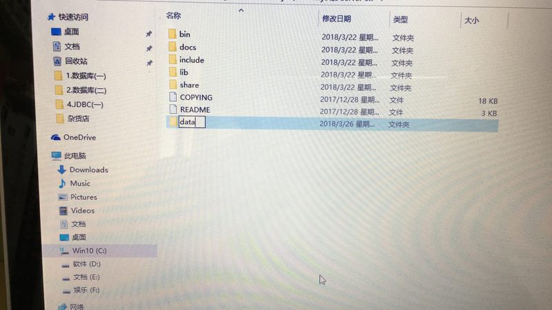 别墅保姆的首要职责是负责别墅的日常家务管理。这包括但不限于：